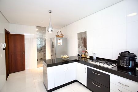 Casa para alugar com 500m², 4 quartos e 4 vagas Casa para alugar com 500m², 4 quartos e 4 vagasCozinha e Área de Serviço