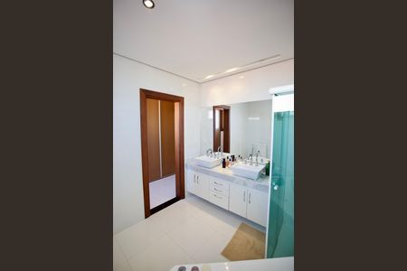 Casa para alugar com 500m², 4 quartos e 4 vagas Casa para alugar com 500m², 4 quartos e 4 vagasBanheiro da Suíte Master