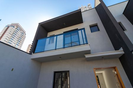Casa à venda com 145m², 3 quartos e 2 vagas Casa à venda com 145m², 3 quartos e 2 vagasFachada