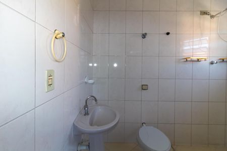 Banheiro de casa para alugar com 1 quarto, 50m² em Jardim Iva, São Paulo