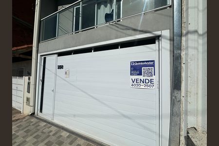 Casa à venda com 230m², 4 quartos e 2 vagas Casa à venda com 230m², 4 quartos e 2 vagasFachada