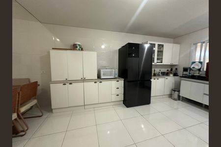 Casa à venda com 230m², 4 quartos e 2 vagas Casa à venda com 230m², 4 quartos e 2 vagasCozinha