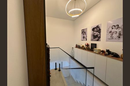 Casa à venda com 230m², 4 quartos e 2 vagas Casa à venda com 230m², 4 quartos e 2 vagasEscada