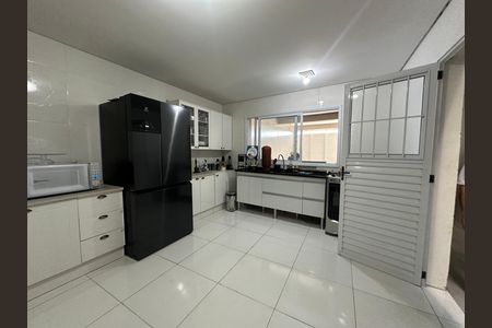 Casa à venda com 230m², 4 quartos e 2 vagas Casa à venda com 230m², 4 quartos e 2 vagasCozinha