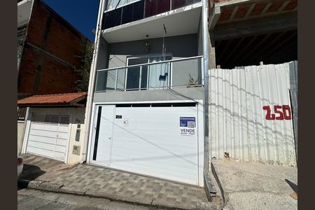 Casa à venda com 230m², 4 quartos e 2 vagas Casa à venda com 230m², 4 quartos e 2 vagasFachada