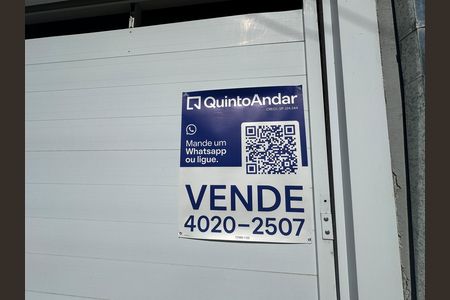 Casa à venda com 230m², 4 quartos e 2 vagas Casa à venda com 230m², 4 quartos e 2 vagasFachada