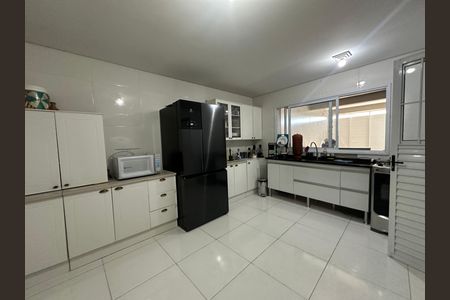 Casa à venda com 230m², 4 quartos e 2 vagas Casa à venda com 230m², 4 quartos e 2 vagasCozinha
