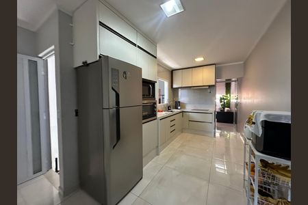 Casa à venda com 230m², 4 quartos e 2 vagas Casa à venda com 230m², 4 quartos e 2 vagasCozinha 2