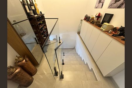 Casa à venda com 230m², 4 quartos e 2 vagas Casa à venda com 230m², 4 quartos e 2 vagasEscada