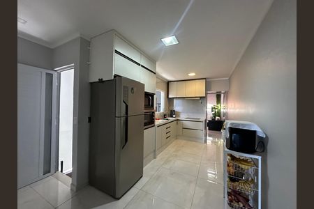 Casa à venda com 230m², 4 quartos e 2 vagas Casa à venda com 230m², 4 quartos e 2 vagasCozinha 2