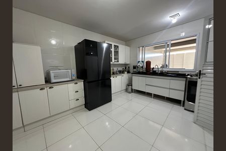 Casa à venda com 230m², 4 quartos e 2 vagas Casa à venda com 230m², 4 quartos e 2 vagasCozinha