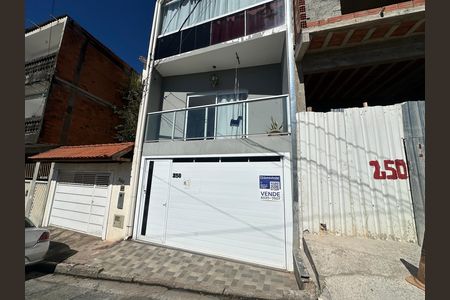 Casa à venda com 230m², 4 quartos e 2 vagas Casa à venda com 230m², 4 quartos e 2 vagasFachada