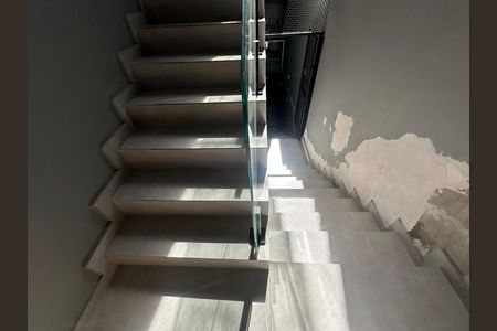 Casa à venda com 230m², 4 quartos e 2 vagas Casa à venda com 230m², 4 quartos e 2 vagasEscada