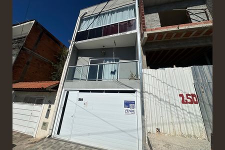 Casa à venda com 230m², 4 quartos e 2 vagas Casa à venda com 230m², 4 quartos e 2 vagasFachada
