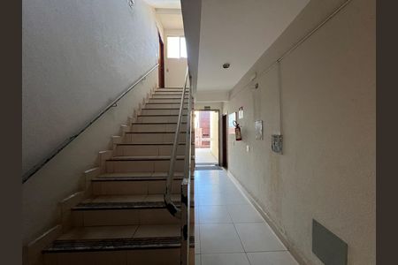 Apartamento para alugar com 47m², 2 quartos e 1 vaga Apartamento para alugar com 47m², 2 quartos e 1 vagaEscada