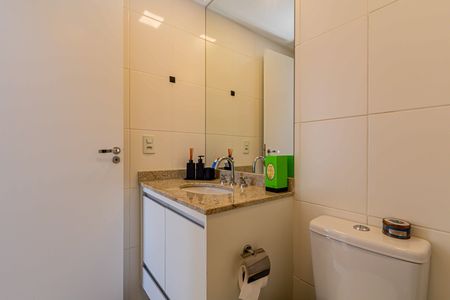 Banheiro social de apartamento para alugar com 2 quartos, 65m² em Pompeia, São Paulo