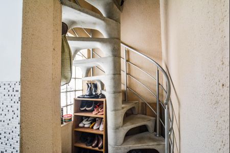 Apartamento à venda com 82m², 2 quartos e 2 vagasEscada