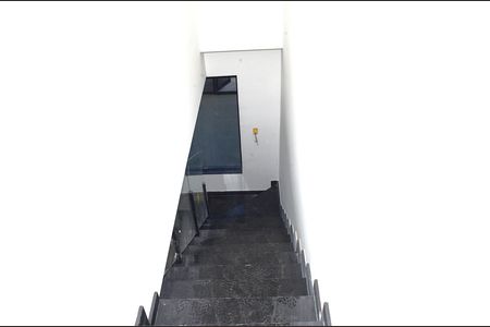 Escada de casa à venda com 2 quartos, 135m² em Jardim Vitoria, Belo Horizonte