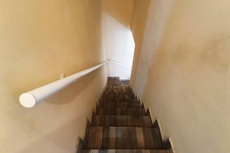Casa à venda com 72m², 2 quartos e 1 vaga Casa à venda com 72m², 2 quartos e 1 vagaEscada