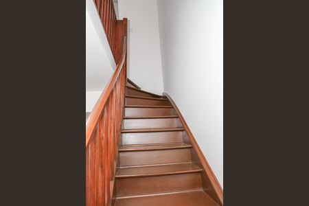 Casa à venda com 160m², 3 quartos e 2 vagas Casa à venda com 160m², 3 quartos e 2 vagasEscada