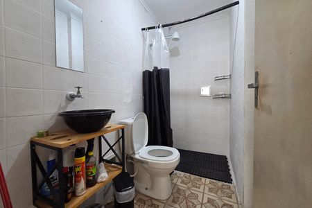 Banheiro de kitnet/studio para alugar com 1 quarto, 36m² em Guilhermina, Praia Grande