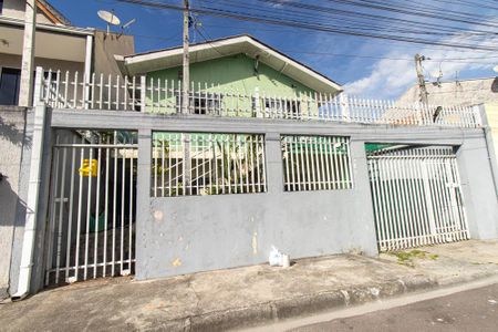 Fachada de casa à venda com 3 quartos, 230m² em Cajuru, Curitiba