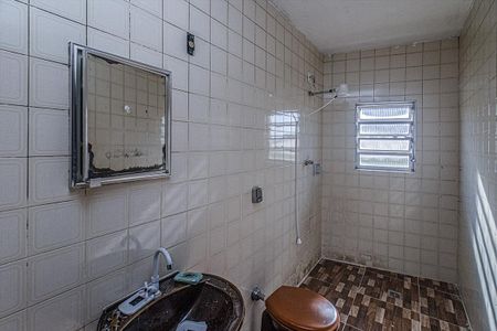 banheiro social_1 de casa para alugar com 2 quartos, 60m² em Jardim Patente Novo, São Paulo