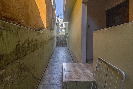 Corredor de casa para alugar com 2 quartos, 60m² em Jardim Patente Novo, São Paulo