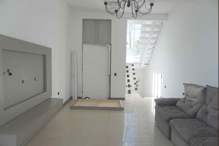 Casa de condomínio à venda com 280m², 4 quartos e 3 vagas Casa de condomínio à venda com 280m², 4 quartos e 3 vagasSala de Estar