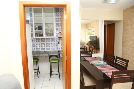 Apartamento à venda com 70m², 2 quartos e 1 vagaDetalhe da sala e porta da cozinha