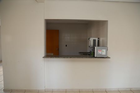 Apartamento à venda com 70m², 2 quartos e 1 vagaDetalhe da cozinha do salão de festas