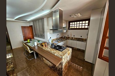 Casa à venda com 3 quartos, 240m² em Cabral, Contagem