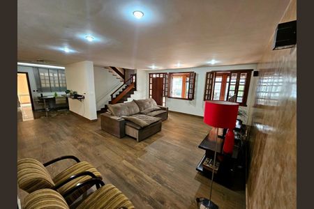 Casa à venda com 3 quartos, 240m² em Cabral, Contagem
