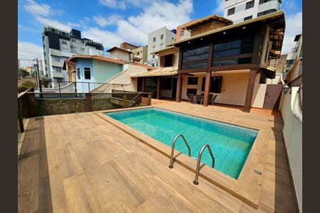 Casa à venda com 3 quartos, 240m² em Cabral, Contagem