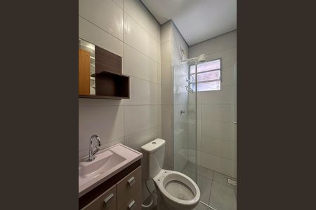 Banheiro de casa de condomínio para alugar com 1 quarto, 20m² em São João Climaco, São Paulo