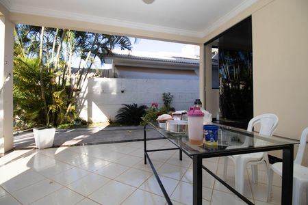 Varanda de casa de condomínio para alugar com 5 quartos, 460m² em Condomínio Solar de Brasília, Brasília