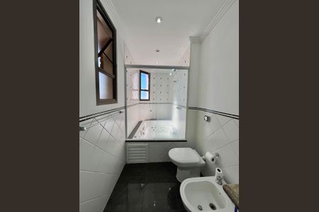 Apartamento à venda com 140m², 3 quartos e 2 vagas Apartamento à venda com 140m², 3 quartos e 2 vagasBanheiro da Suíte
