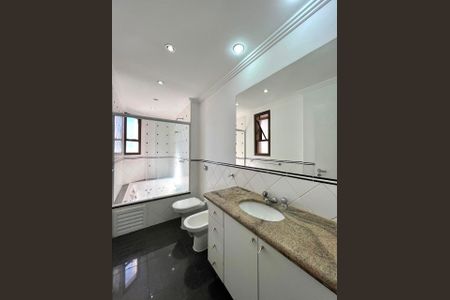 Apartamento à venda com 140m², 3 quartos e 2 vagas Apartamento à venda com 140m², 3 quartos e 2 vagasBanheiro da Suíte
