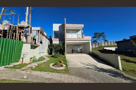 Casa de condomínio para alugar com 280m², 3 quartos e 6 vagas Casa de condomínio para alugar com 280m², 3 quartos e 6 vagasFachada
