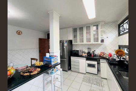 Casa à venda com 500m², 4 quartos e 3 vagas Casa à venda com 500m², 4 quartos e 3 vagasCozinha