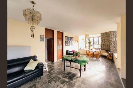 Casa à venda com 500m², 4 quartos e 3 vagas Casa à venda com 500m², 4 quartos e 3 vagasSala