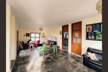 Casa à venda com 500m², 4 quartos e 3 vagas Casa à venda com 500m², 4 quartos e 3 vagasSala