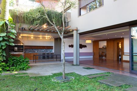 Casa de condomínio à venda com 458m², 5 quartos e 4 vagas Casa de condomínio à venda com 458m², 5 quartos e 4 vagasQuintal
