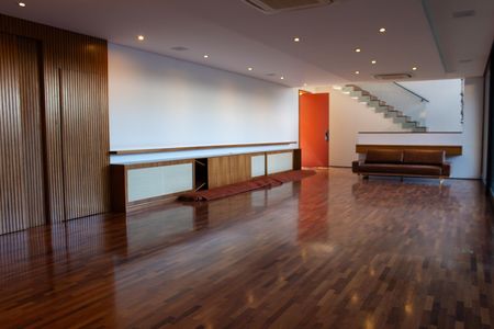Casa de condomínio à venda com 458m², 5 quartos e 4 vagas Casa de condomínio à venda com 458m², 5 quartos e 4 vagasSala