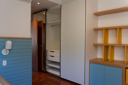 Casa de condomínio à venda com 458m², 5 quartos e 4 vagas Casa de condomínio à venda com 458m², 5 quartos e 4 vagasSuíte 4