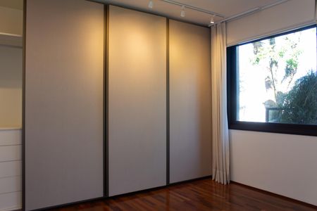 Casa de condomínio à venda com 458m², 5 quartos e 4 vagas Casa de condomínio à venda com 458m², 5 quartos e 4 vagasSuíte Master
