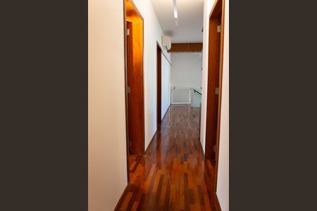 Casa de condomínio à venda com 458m², 5 quartos e 4 vagas Casa de condomínio à venda com 458m², 5 quartos e 4 vagasCorredor