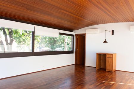 Casa de condomínio à venda com 458m², 5 quartos e 4 vagas Casa de condomínio à venda com 458m², 5 quartos e 4 vagasSala de TV