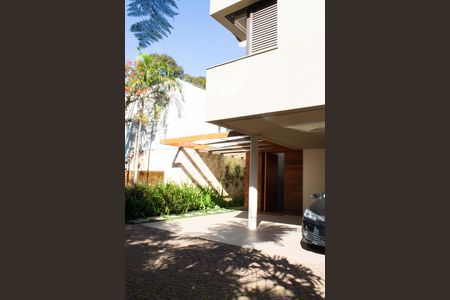 Casa de condomínio à venda com 458m², 5 quartos e 4 vagas Casa de condomínio à venda com 458m², 5 quartos e 4 vagasEntrada / Garagem