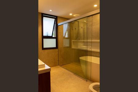 Casa de condomínio à venda com 458m², 5 quartos e 4 vagas Casa de condomínio à venda com 458m², 5 quartos e 4 vagasBanheiro da Suíte Master